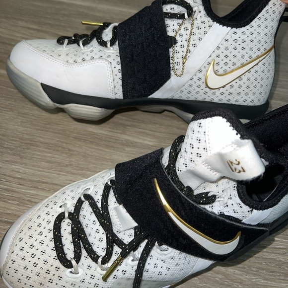 Lebron James basketball sneakers size 6.5 - Picture 2 of 9